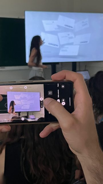 Esta tarde nuestros alumnos han presentado el trabajo realizado en #branding con @sucestudio , #identidadcorporativa con @siemprecreando y #diseñoweb y #comunicaciónonline con @soymarinarodrigo ¡estamos súper orgullosas por estos resultados tan buenos! Y mira que partían de retos complicados: marcas de café imaginando diferentes posibles futuros y perfiles de usuarios muy estudiados.
¡Enhorabuena equipos!
#hazunmásterupv