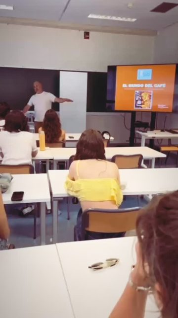 Ayer tuvimos una visita muy especial: @arturhergas del IES Cap de l’Aljup de Santa Pola nos habló del ☕️café, variedades, orígenes, formas de prepararlo, utensilios… Compartió su gran know how con nosotros: muchas y buenas ideas para completar las identidades visuales de nuestros alumnos con @siemprecreando 

Después de la estrategia de #branding definida con @sucestudio, lo aprendido en esta actividad se plasmará tanto en la guía de estilo de las marcas como en la web diseñada de la mano de @soymarinarodrigo 

Un proyecto transversal trabajado en equipos que presentaremos el próximo día 8 de junio. Qué ganas de ver los resultados!! 🫶🏻 

#hazunmásterupv #mag #diseño #graphicdesign