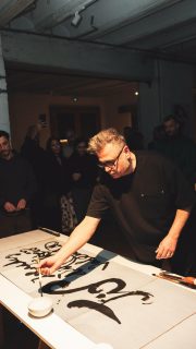 Presentación de las @jornades_ilustracio_valencia en @cisma.art, y de la imagen de esta edición. Su autor, @bokebazan, realizó una acción caligráfica acompañado por el sonido experimental de Leticia Rodeos. Letra en gesto, ritmo y presencia, un diálogo vivo entre tipografía e ilustración que materializó la temática de este año: Intersecciones: ilustración y tipografía.

#valencia #tipografía #ilustración