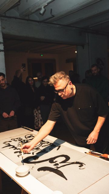 Presentación de las @jornades_ilustracio_valencia en @cisma.art, y de la imagen de esta edición. Su autor, @bokebazan, realizó una acción caligráfica acompañado por el sonido experimental de Leticia Rodeos. Letra en gesto, ritmo y presencia, un diálogo vivo entre tipografía e ilustración que materializó la temática de este año: Intersecciones: ilustración y tipografía.

#valencia #tipografía #ilustración