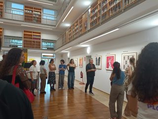 Esta tarde hemos visitado la exposición “LA REVOLUCIÓN DE LOS DERECHOS HUMANOS
Ilustraciones por la igualdad, la dignidad y la libertad” en @universitatvalencia acompañados de nuestro gran @bokebazan, comisario de la exposición, como una actividad incluida en la asignatura de “Cultura Visual”. ¡Gracias! 

Ha sido una gran experiencia poder comentar las obras de los 30 grandes artistas valencianos que interpretan desde su particular mirada los principios de la dignidad humana recogidos en la Declaración Universal, al tiempo que lanzan una propuesta esperanzadora y movilizadora de conciencias.

Organizada por @universitatvalencia y @amnistiaespana 

📍Biblioteca de Ciencias Sociales “Gregori Maians”

#valencia #exposición #derechoshumanos #ilustración #diseño