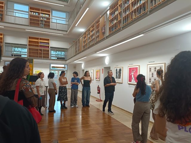 Esta tarde hemos visitado la exposición “LA REVOLUCIÓN DE LOS DERECHOS HUMANOS
Ilustraciones por la igualdad, la dignidad y la libertad” en @universitatvalencia acompañados de nuestro gran @bokebazan, comisario de la exposición, como una actividad incluida en la asignatura de “Cultura Visual”. ¡Gracias! 

Ha sido una gran experiencia poder comentar las obras de los 30 grandes artistas valencianos que interpretan desde su particular mirada los principios de la dignidad humana recogidos en la Declaración Universal, al tiempo que lanzan una propuesta esperanzadora y movilizadora de conciencias.

Organizada por @universitatvalencia y @amnistiaespana 

📍Biblioteca de Ciencias Sociales “Gregori Maians”

#valencia #exposición #derechoshumanos #ilustración #diseño