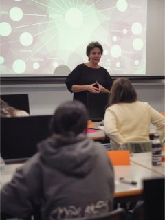 Esta semana hemos terminado las clases de Gestión de proyectos de diseño con @ana_gea_ Conocemos los entresijos y las (no pocas) cuestiones necesarias para vivir del diseño! 🙌🏻 Gracias Ana por compartirnos tu amplio #knowhow

#mag #Valencia #diseño #diseñográfico #éticaprofesional #design #graphicdesign #hazunmásterupv